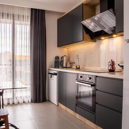 아파트 Spacious And Furnished Flat With Balcony In
