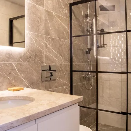 Spacious And Furnished Flat With Balcony In 아파트 이즈미르