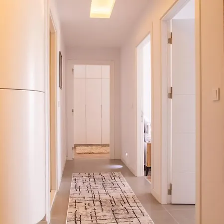 Spacious And Furnished Flat With Balcony In 아파트