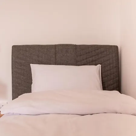 Appartement Spacious And Furnished Flat With Balcony In