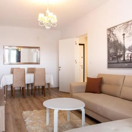 Spacious And Furnished Flat With Balcony In Izmir